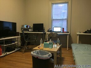 19 Greylock Rd, Unit left in Boston, MA - Building Photo - Building Photo