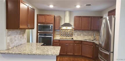 9302 Derbyshire Rd, Unit 203 in Richmond, VA - Foto de edificio - Building Photo