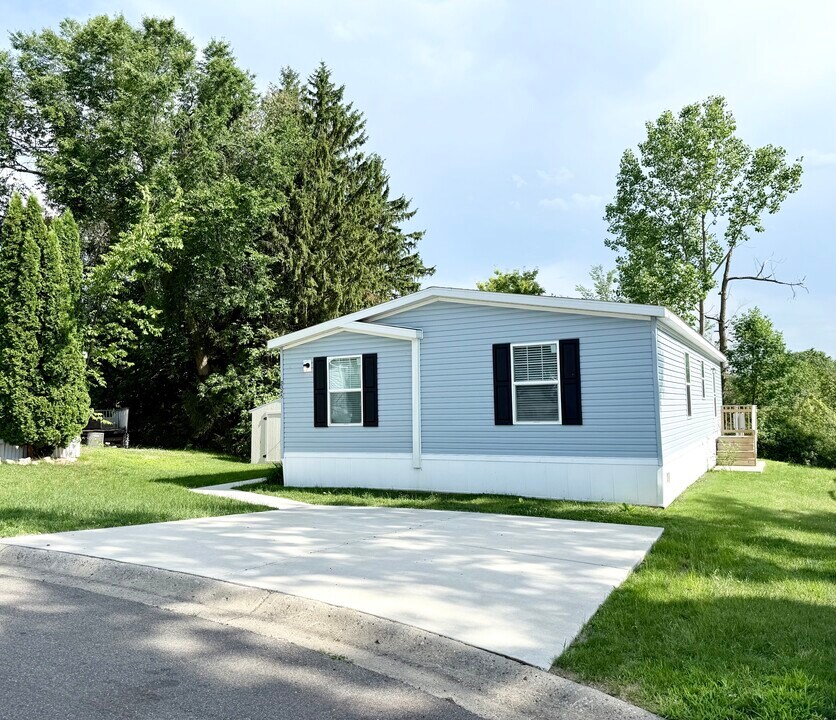 9345 White Pine Ct in Linden, MI - Building Photo