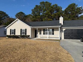 135 Glenwood Dr in Hubert, NC - Building Photo