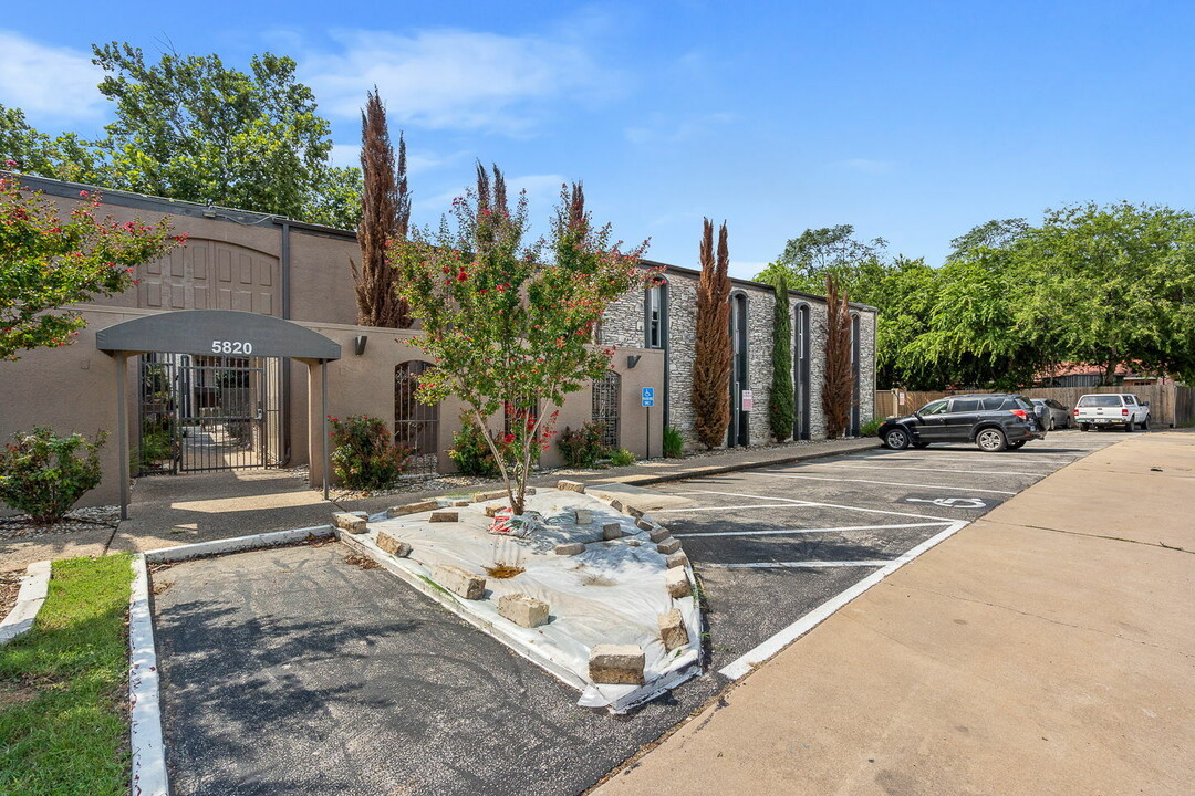 5820 Berkman Dr in Austin, TX - Building Photo