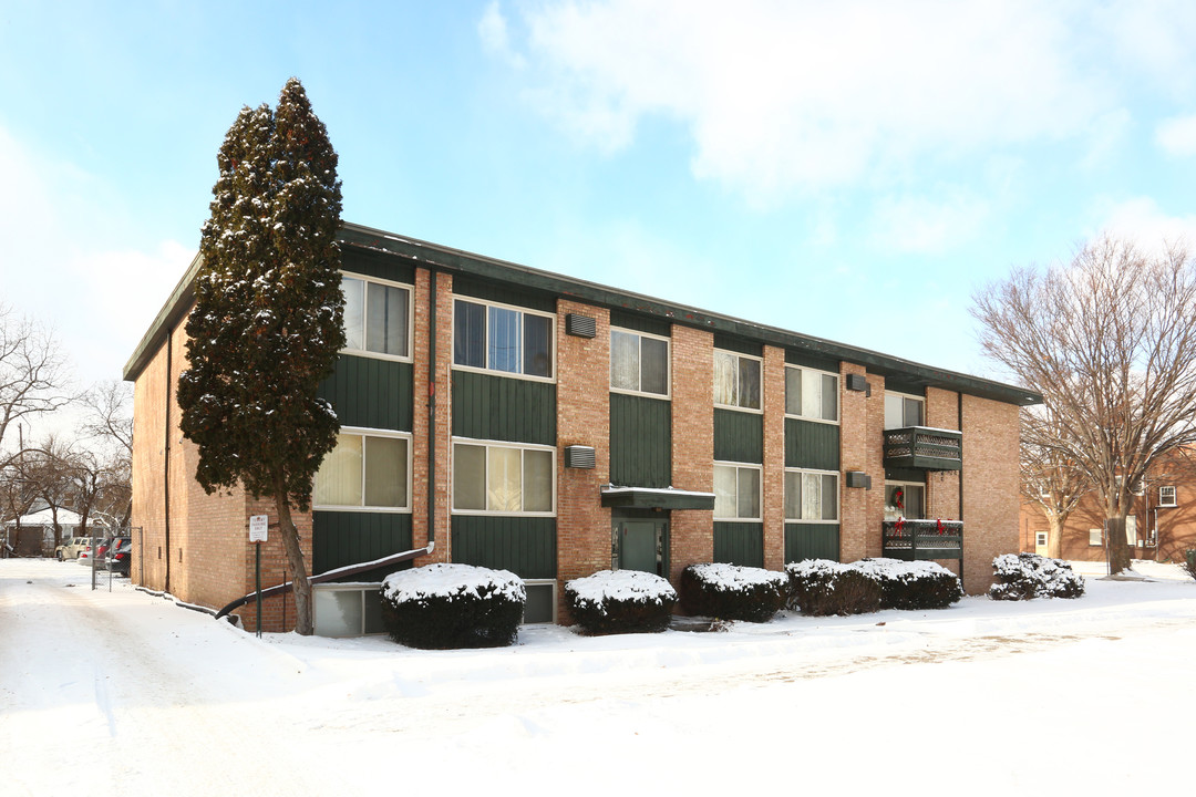 Green Oaks Apartments in Lansing, MI - Building Photo