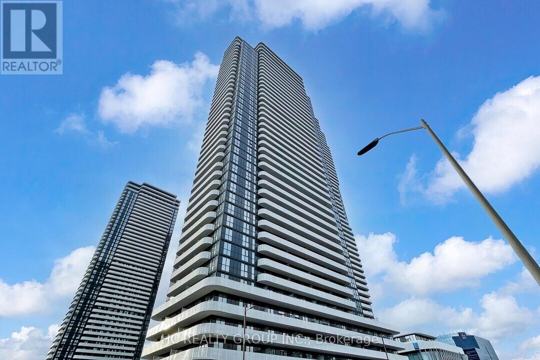 8 Interchange Wy in Vaughan, ON - Building Photo