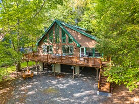 2174 Lakeview Dr E in Lake Ariel, PA - Building Photo