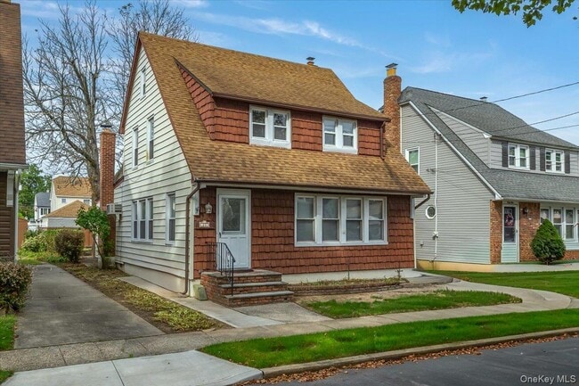 61 Dartmouth St in Williston Park, NY - Building Photo - Building Photo