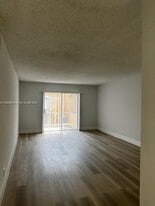 2565 W 56th St, Unit 108 in Hialeah, FL - Building Photo
