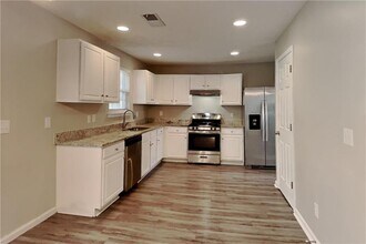 573 Grandview Cir in Powder Springs, GA - Building Photo - Building Photo