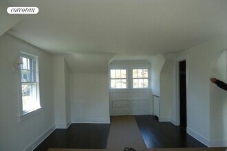 32 Toylsome Pl in Southampton, NY - Building Photo - Building Photo