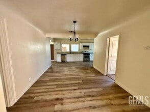 220 Pacific St in Bakersfield, CA - Building Photo - Building Photo