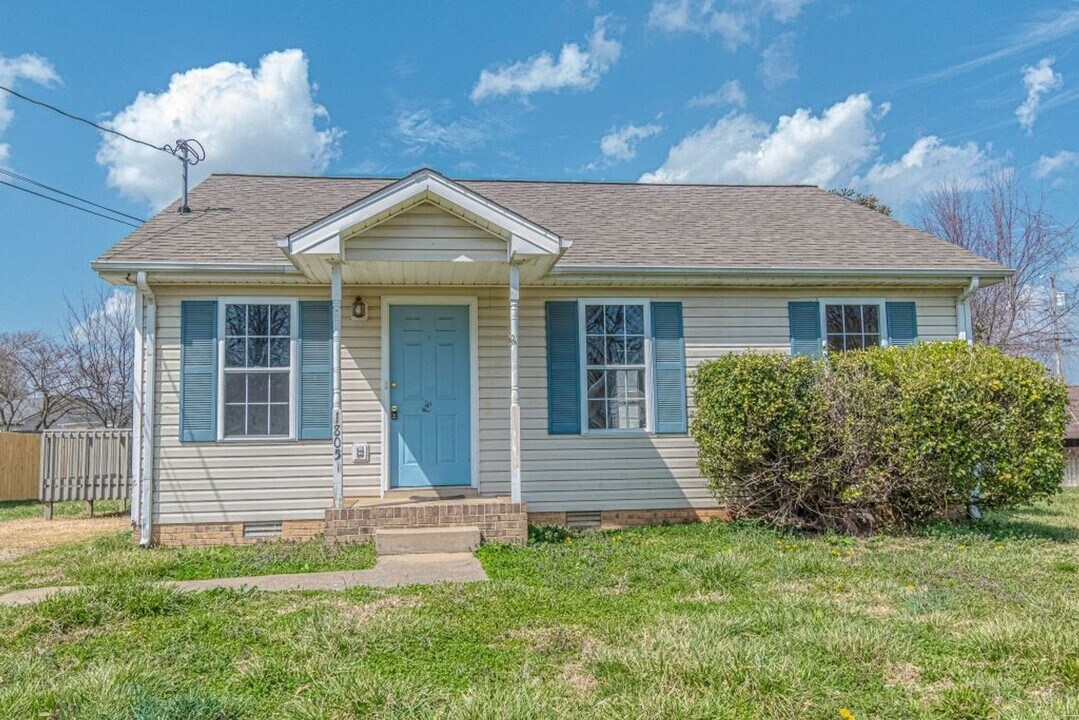 1805 Harbor Dr in Oak Grove, KY - Building Photo