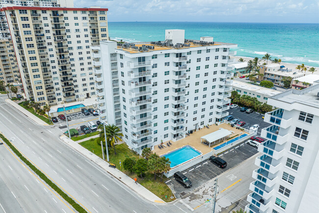 Cambridge Towers in Hollywood, FL - Foto de edificio - Building Photo