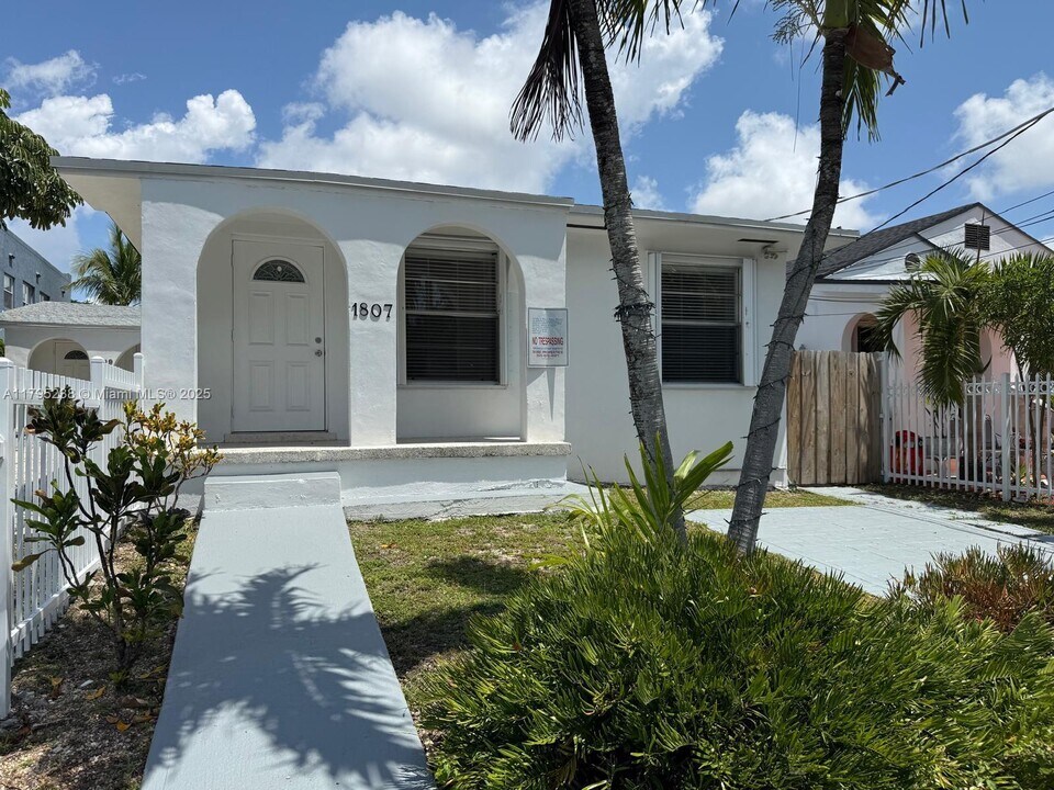 1807 NW 33rd St in Miami, FL - Foto de edificio