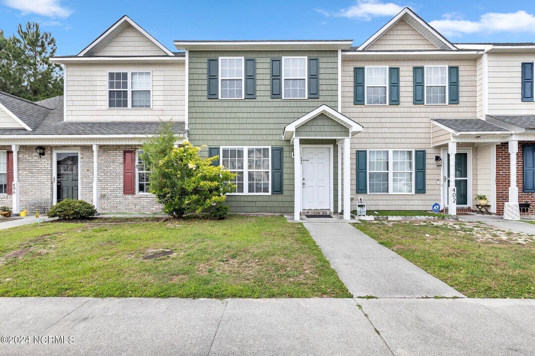404 Springwood Dr in Jacksonville, NC - Building Photo