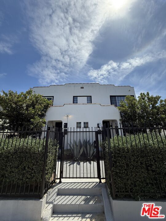 1326 S Bronson Ave in Los Angeles, CA - Building Photo - Building Photo