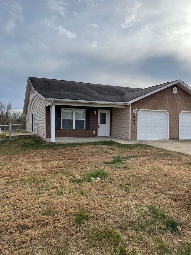 16820 Huntington Ln in St. Robert, MO - Building Photo - Building Photo