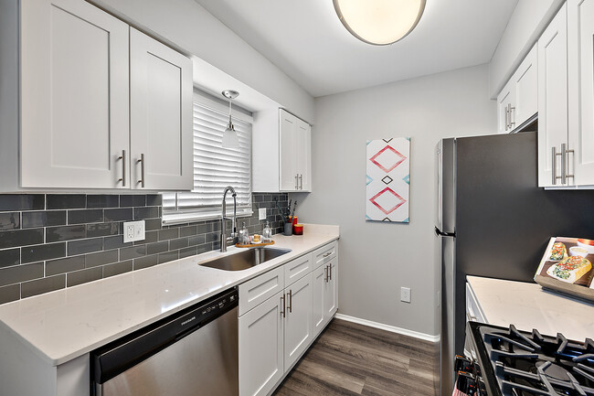 Cherry Hill Village Apartments - Dearborn Heights, MI