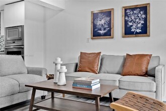 1841 SW 29th Ave in Miami, FL - Foto de edificio - Building Photo