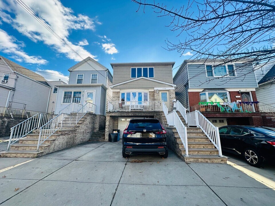 126 W 25th St in Bayonne, NJ - Building Photo
