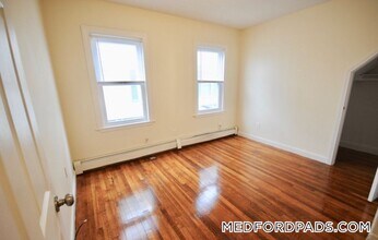 15 Taylor St, Unit 1 in Medford, MA - Foto de edificio - Building Photo