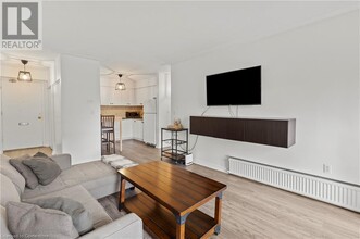 8 Woodman Dr S in Hamilton, ON - Building Photo - Building Photo