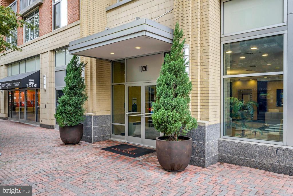 1020 N Highland St in Arlington, VA - Foto de edificio