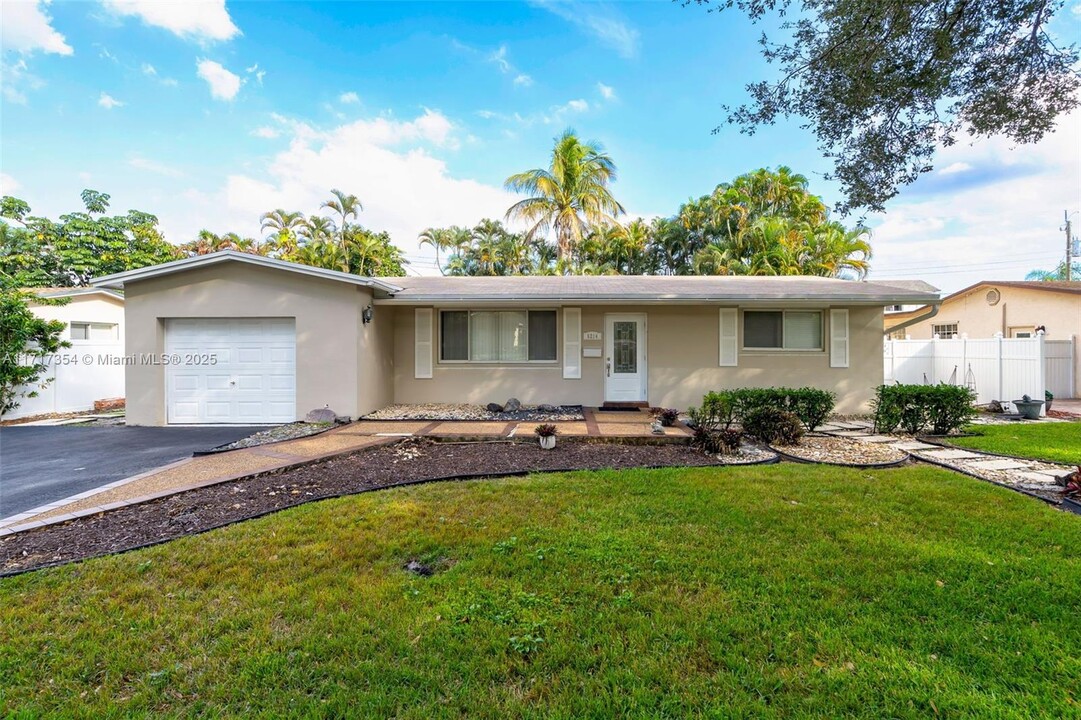 5214 SW 91st Ter in Cooper City, FL - Building Photo