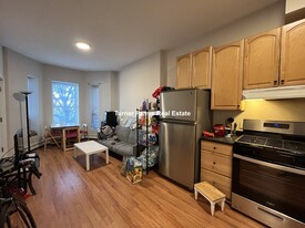 96 Hammond St, Unit 2 Apartamentos