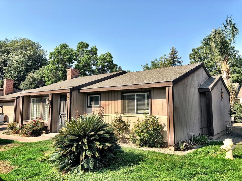 1423 W Walnut Ave in Visalia, CA - Building Photo