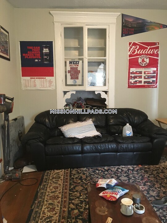 887 Huntington Ave in Boston, MA - Foto de edificio