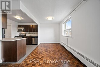 2300 Marine Dr in Oakville, ON - Building Photo - Building Photo