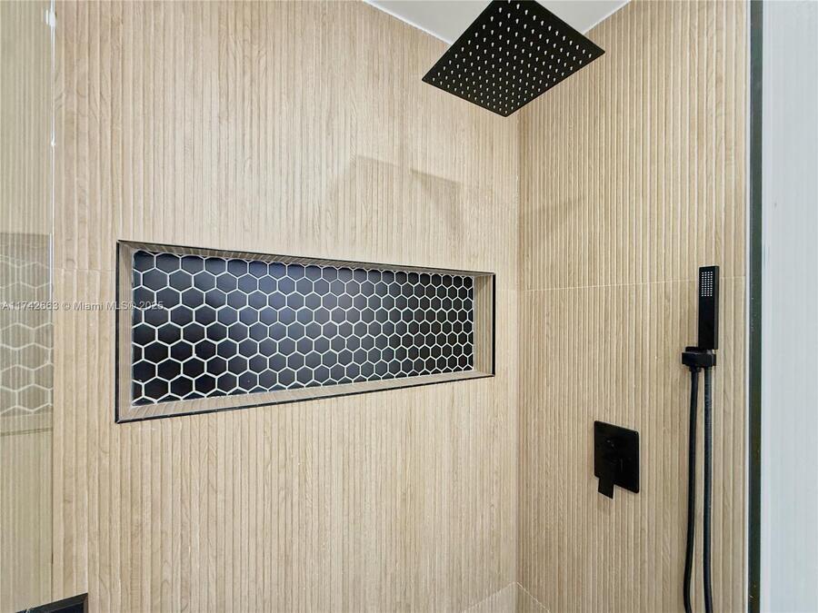 8381 NW 11th St in Pembroke Pines, FL - Building Photo