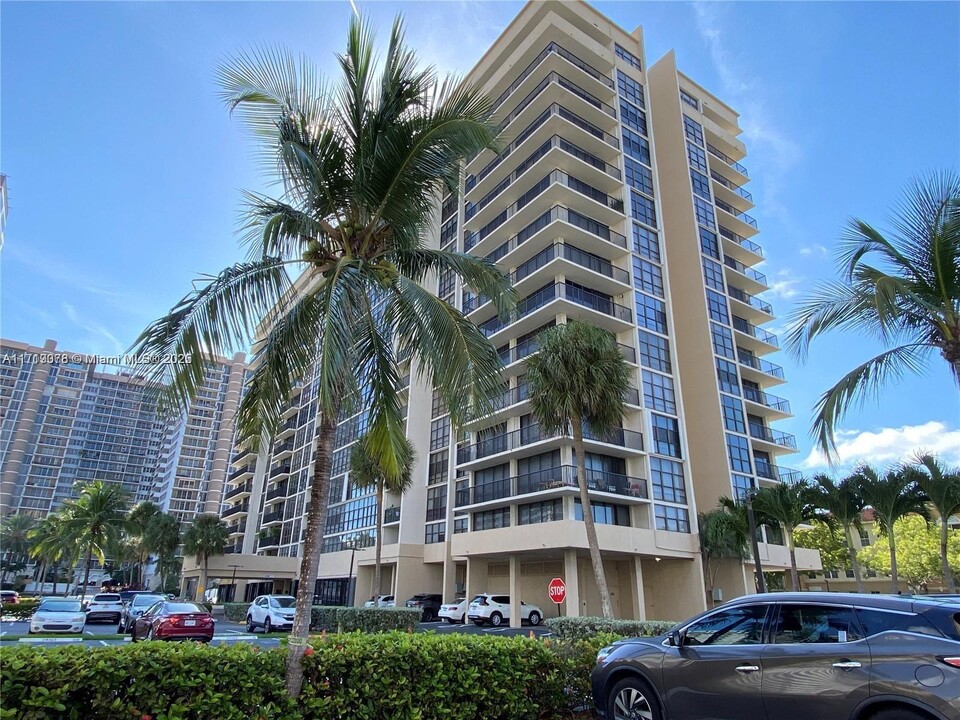 2049 S Ocean Dr, Unit 606 in Hallandale Beach, FL - Building Photo