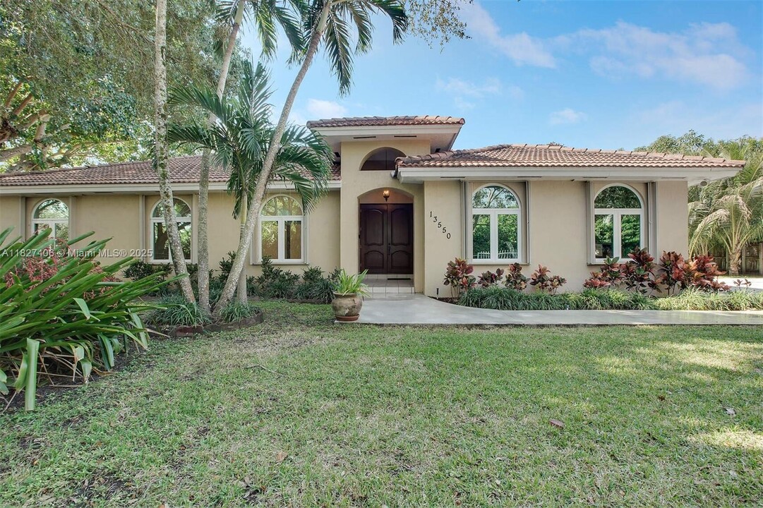 13550 SW 82nd Ave in Miami, FL - Building Photo