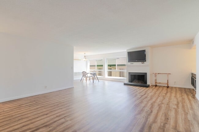 13543 Moorpark St in Sherman Oaks, CA - Foto de edificio - Building Photo