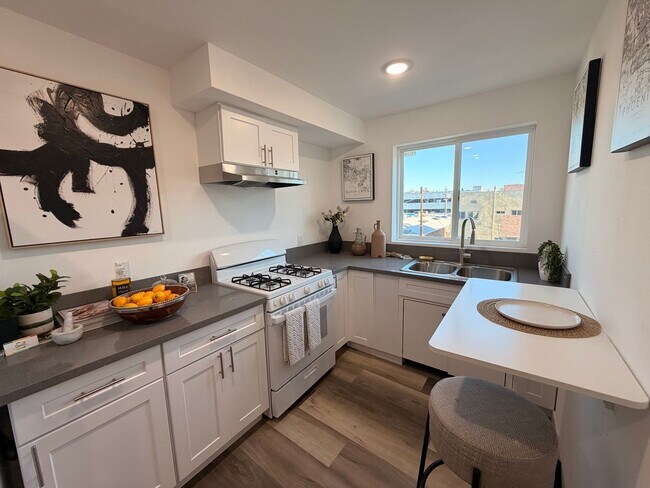 2837 San Marino St in Los Angeles, CA - Building Photo - Building Photo