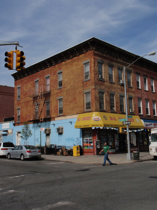 240 Wilson Ave in Brooklyn, NY - Foto de edificio