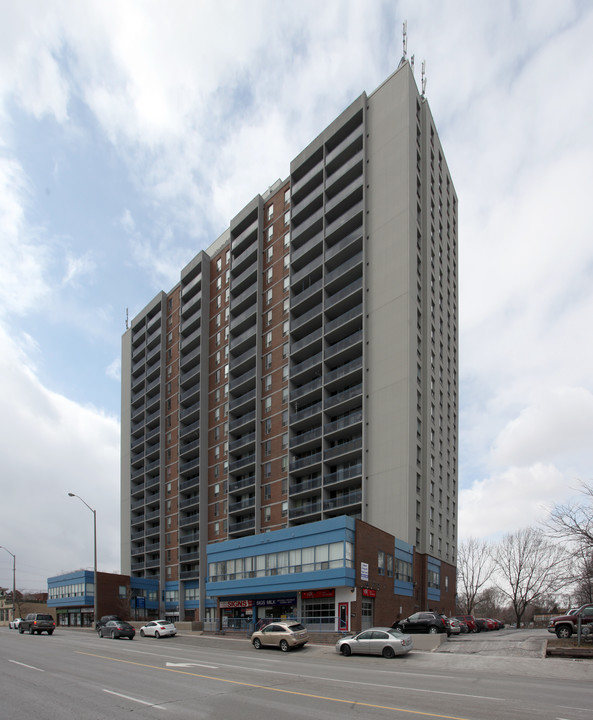 Credit Village Square in Mississauga, ON - Building Photo