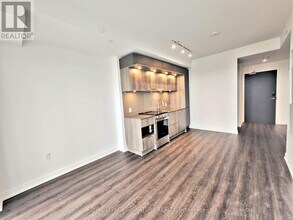 448 Burnhamthorpe Rd W in Mississauga, ON - Building Photo - Building Photo