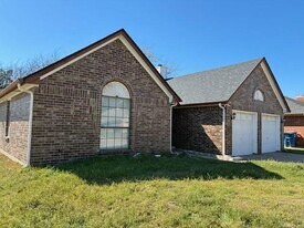 6759 Mountain Cedar Ln in Dallas, TX - Building Photo