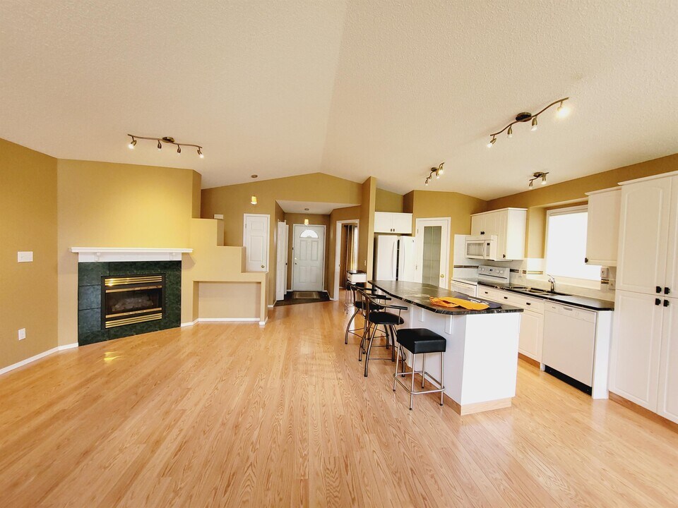 9976-9178 178 Ave NW in Edmonton, AB - Building Photo