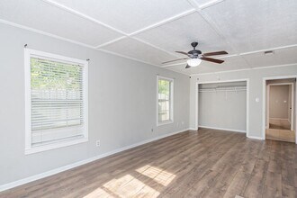 2523 S Broadway St in La Porte, TX - Building Photo - Building Photo