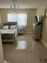 451 Ives Dairy Rd in Miami, FL - Building Photo - Building Photo