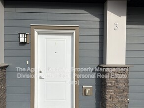 1001 Stockwell Ave in Kelowna, BC - Building Photo - Building Photo