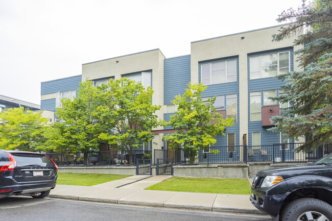 2152 35 Av SW in Calgary, AB - Building Photo - Building Photo