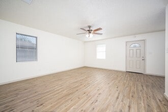 705 N 1st St in Sanger, TX - Building Photo - Building Photo