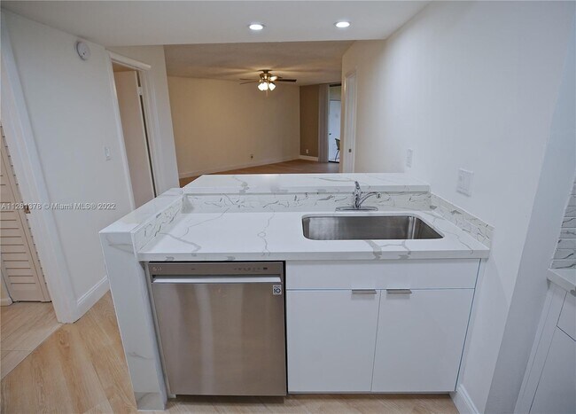 10551 W Broward Blvd-Unit -308 in Plantation, FL - Foto de edificio - Building Photo