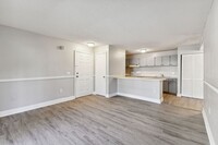 9481 Highland Oak Dr in Tampa, FL - Building Photo - Building Photo