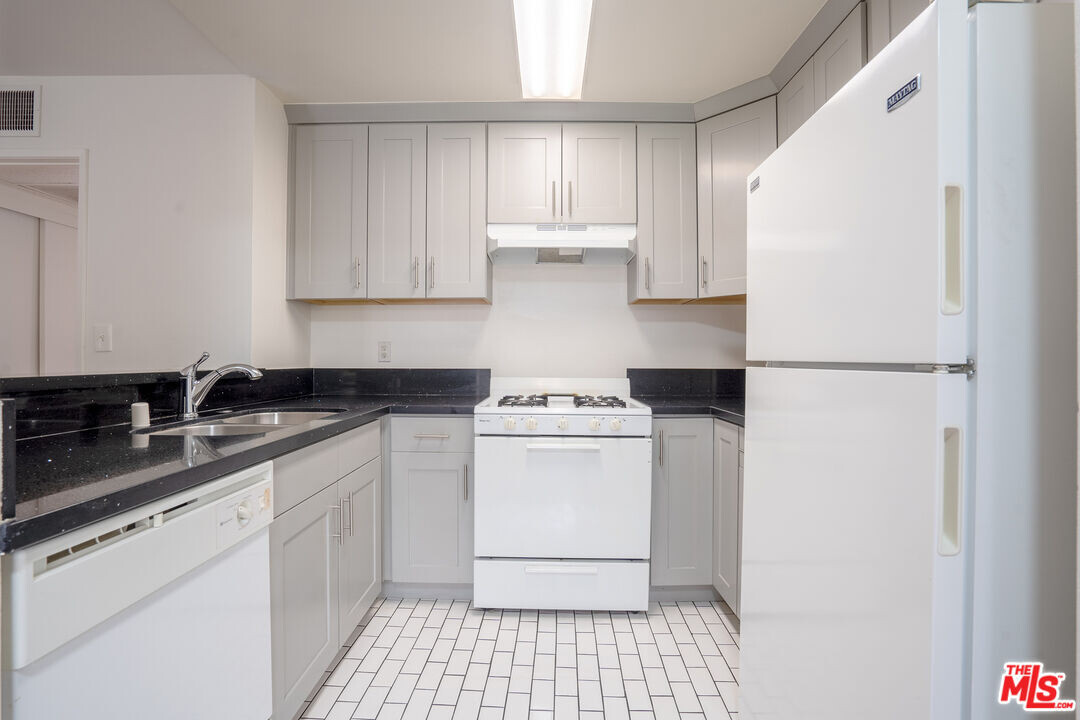 326 S Manhattan Pl in Los Angeles, CA - Building Photo
