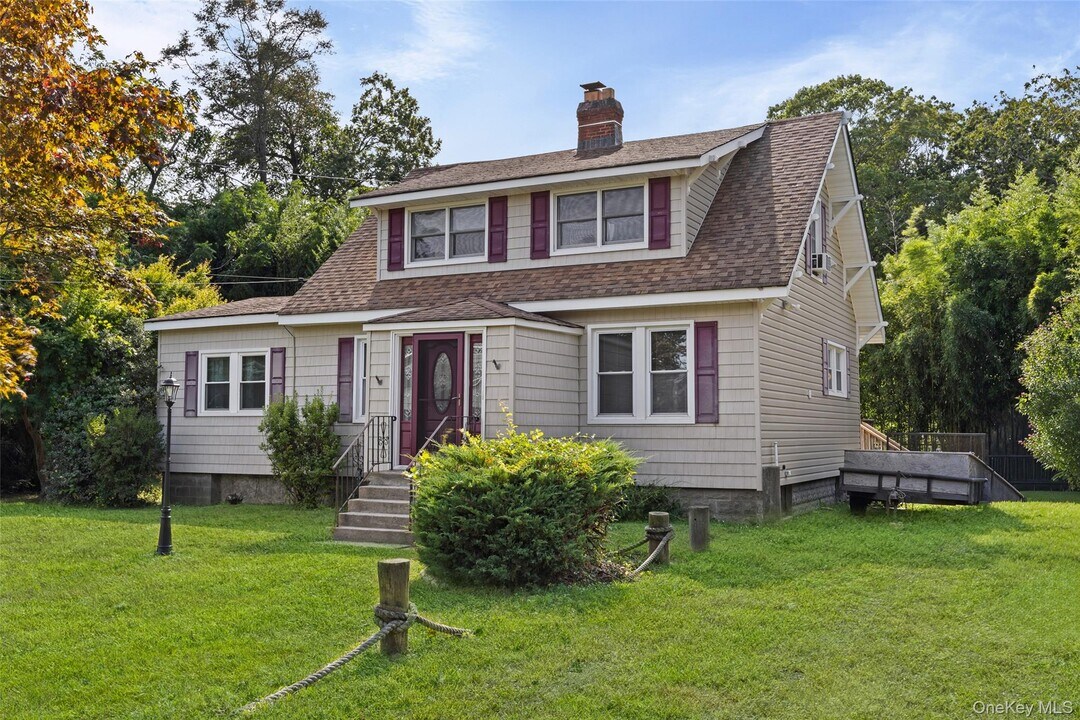 32 Whittier Dr in Mastic Beach, NY - Building Photo