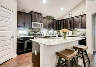 2405 Muzzie Ln in Leander, TX - Foto de edificio - Building Photo